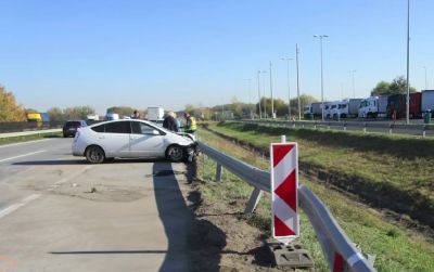 Eszetlen sávváltással okozott balesetet, utána ment is tovább, a vétlen Prius pedig rendesen összetört