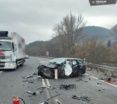 Frontális ütközés lett egy Bentley előzéséből, a Ford vétlen sofőrje meghalt