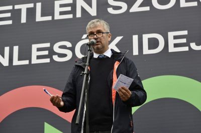  Hadházy: Fideszes képviselőhöz lehet kötni a céget, amelytől élelmiszercsomagot vesz a szekszárdi önkormányzat  