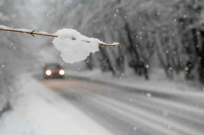 Hóban rekedt autójával két fiatal egy Brassó megyei úton, amely télen járhatatlan