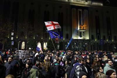 Kormányellenes tüntetők ezrei vonultak a georgiai parlament elé