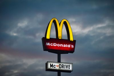 A Google eltávolította a McDonald’s éttermet célzó negatív értékeléseket, ahol elfogták a UnitedHealth-vezér gyilkosát