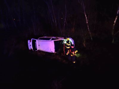 BALESET: Árokba borult egy Volkswagen a gombai körforgalomnál