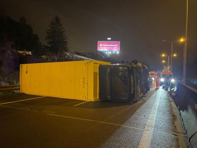 Felborult egy kamion Pozsony közelében, dugókkal kell számolni