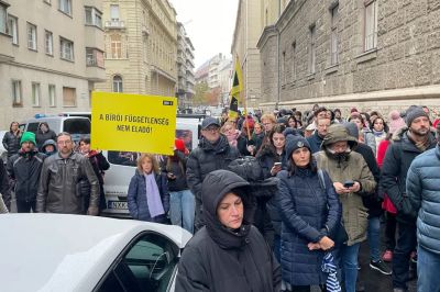 „Becsület nem eladó, nem engedünk a zsarolásnak!”- a bírói függetlenségért tüntettek Budapesten