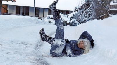 A hátsó kertben, átfagyva találták meg a 71 éves nőt éjszaka