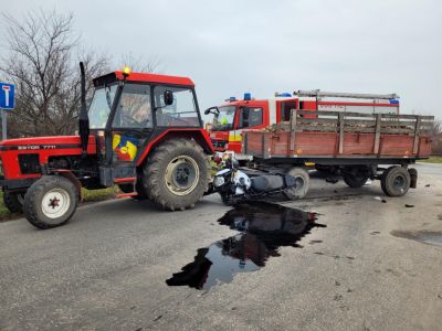 BALESET: Motoros ütközött egy traktorral Dunaszerdahely határában!