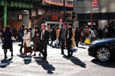 Lazítanának a japán munkakultúrán, mert nem kedvez a gyermekvállalásnak