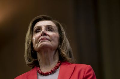 Nancy Pelosi megbotlott a luxemburgi hercegi palota lépcsőjén, kórházba került