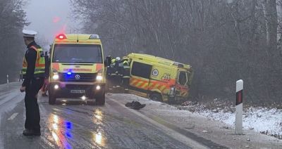 Árokban kötött ki egy mentőautó 