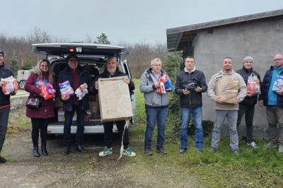 Bár Kiss Norbi éppen Ruandában vesz át díjat, kápolnai Macskaárvaházában gőzerővel zajlik a karácsonyi gyűjtés és fenyőfaültetés