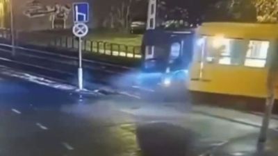 Borzasztó karambol: egy buszsofőr kirepült az ablakon (VIDEÓ)