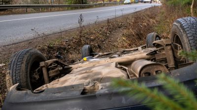 Felborult autóból kellett kimenteni egy embert Tamásinál