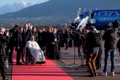 Ferenc pápa megérkezett Korzika szigetére