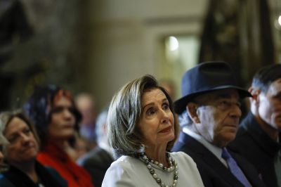 Olyan durva volt Nancy Pelosi esése, hogy csípőprotézist kellett beültetni neki egy katonai kórházban