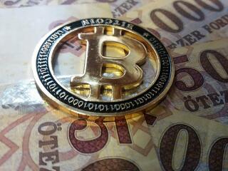 A forint sérülékenysége támaszthatja a kamatot, új csúcson a bitcoin