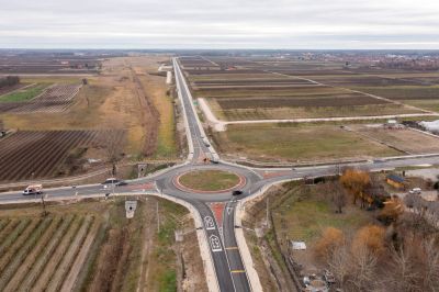 A vasút felett átívelő híddal készült el Bács-Kiskun vármegyei város elkerülő útja