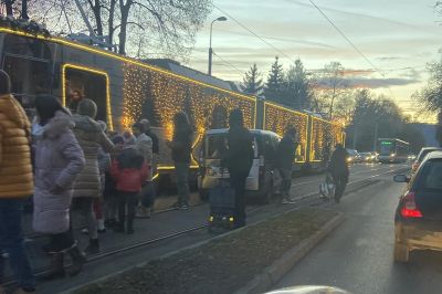 Elképesztő: másodszor is kiütötték a miskolci adventi villamost, újabb karambol