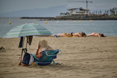 Meghalt egy turista a Kanári-szigeteken, akin napozás közben átment egy autó