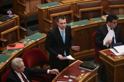 Parlament karácsonyi extra filippínó tehenészekkel, durvuló politikával, álhírekkel és Lívia nénivel