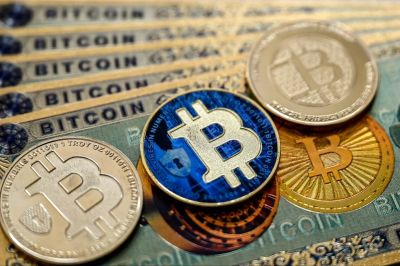 Újabb rekordon a bitcoin, 106 ezer dolláron is jegyezték