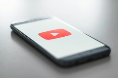 Hasznos új funkciót kap a YouTube, a gyerekek védelmét szolgálja