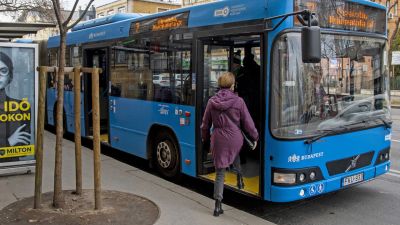 Máshogy kell ezentúl felszállni a buszokra Budapesten