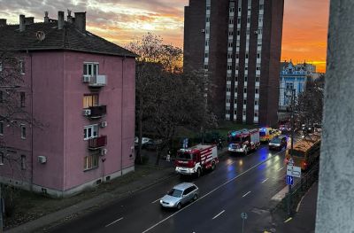 Téves bejelentés miatt vonultak a tűzoltók egy békéscsabai panelházhoz