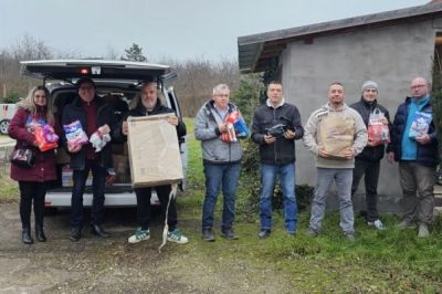 A kápolnai Macskaárvaházban gőzerővel zajlik a karácsonyi gyűjtés és fenyőfaültetés