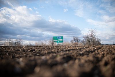 Átlátszó: Győrben háromszor annyiért sajátították ki a szántókat, mint Szegeden