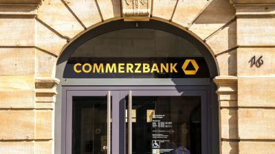 Az UniCredité lehet a Commerzbank 28 százaléka, ha végre megérkezik az EKB döntése