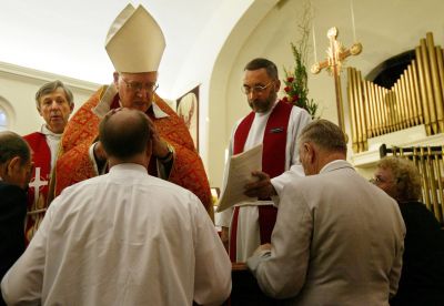 Gyermekmolesztálási ügyek rossz kezelésével kapcsolatos vádak után otthagyja az egyházat a korábbi canterbury érsek