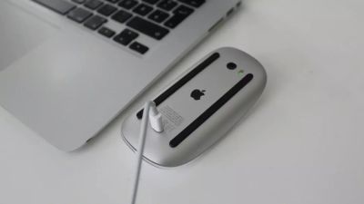 Jöhet az átdolgozott Apple Magic Mouse – Nagyobb figyelmet kaphat az ergonómia, áthelyezhetik a töltőportot