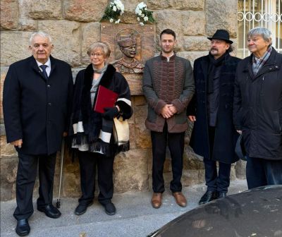 Latorcai János avatta fel Jankovics Marcell domborművét egykori budai lakása falán - KÉPEKKEL