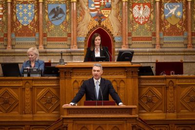 Lázár János: új korszakot nyitunk a személyszállítási törvénnyel