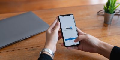 Mely topvezetőket követnek itthon és a régióban a legtöbben LinkedIn-en – lista