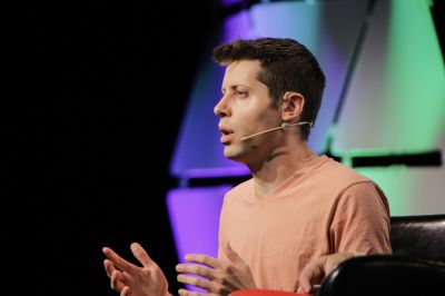 Nem elírás: tényleg ilyen kevés Sam Altman éves fizetése