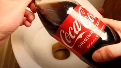 Öntsd le a Coca-Colát a WC-be, és nézd meg, mi történik!