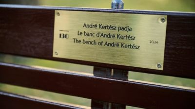 Padot avattak André Kertész tiszteletére a Múzeumkertben