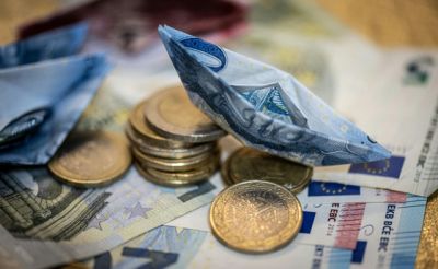  Reggel óta zuhanórepülésben a forint  