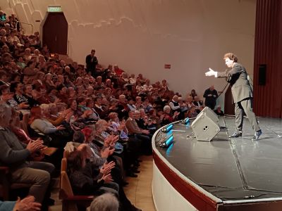 Teltház az Idősek karácsonyán, Gergely Róbert adott koncertet