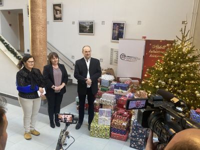 Több száz gyermek arcára varázsolhat mosolyt a szekszárdi cipősdoboz akció