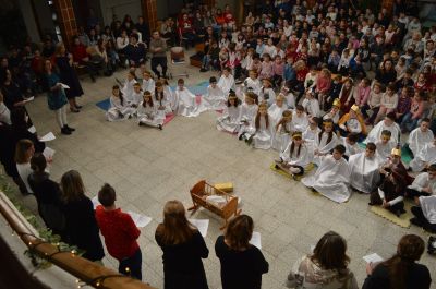 A tanári kórus is meglepte a diákokat a Kertvárosi-iskolában – galériával-