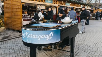 Guruló zongora járja a debreceni adventi vásárt