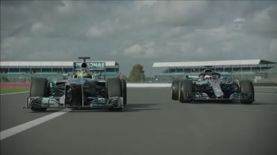 Hamilton is kapott búcsúajándékot: V8-as Mercedesét vezethette (videó)