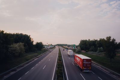 Kisteherautó borult fel az M5-ösön Budapest felé