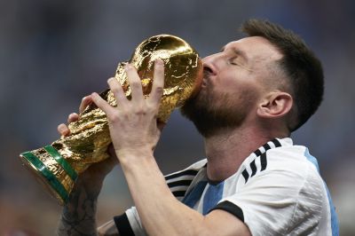 Messi a világbajnoki trófeával nosztalgiázott