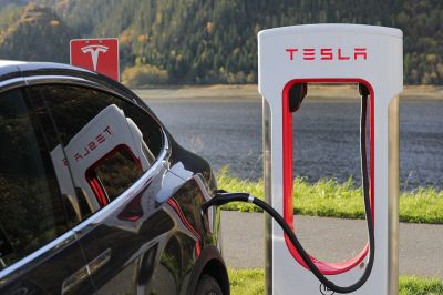 Örök ingyen töltést ad a Tesla az új Model S autók mellé