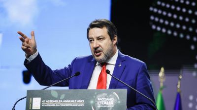 Politikai per folyik Salvini ellen