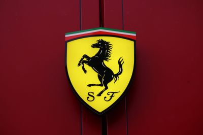 Új korszak kezdődik Maranellóban: Ekkor mutatják be Hamilton első Ferrariját